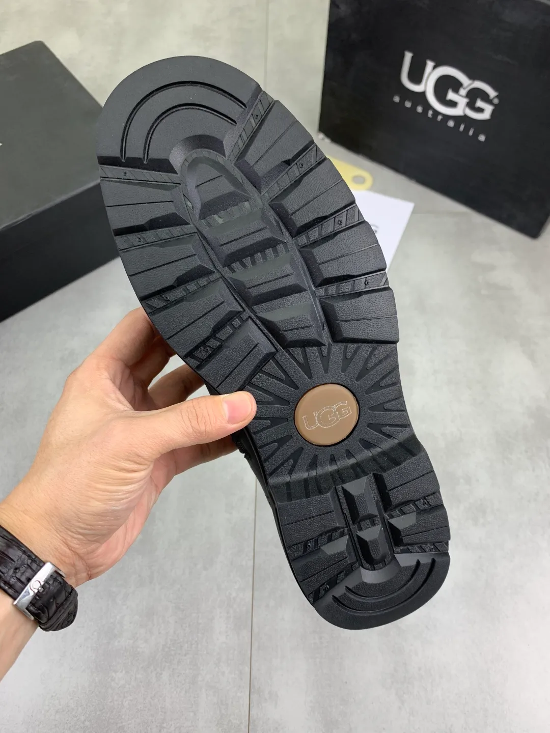 Men's shoes 💰P620 [New style] 💰 🆘 "Real wool" [UGG] 👉The popular men's shoes are synchronized with the official website 🔰The quality [proud] is not comparable to the imitations in the general market 🌀The upper is imported Italian frosted cowhide, and the lining: foot pads 🅰️Grade 🐑Real wool👻Only Grade A can show the effect The hand feels smooth and delicate 🔱The shoe shape is grand, only the factory can do it 🎄The perfect toughness of the original outsole 👻⬛️ can allow customers to say goodbye to one-time consumption. Real wool lining, super warm. Brown and gray available. Size: 38-44
